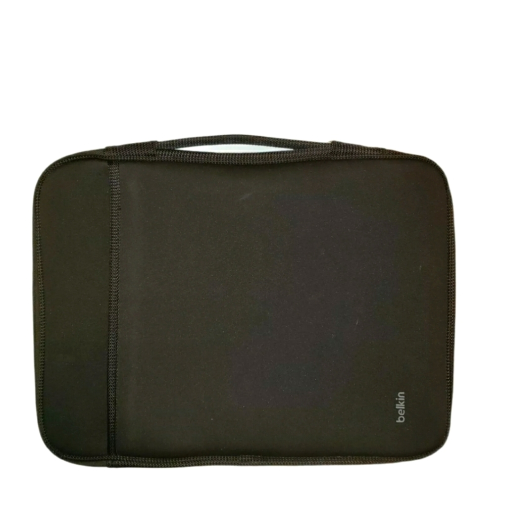 Laptop sleeve Belkin 15. Condition is "New"